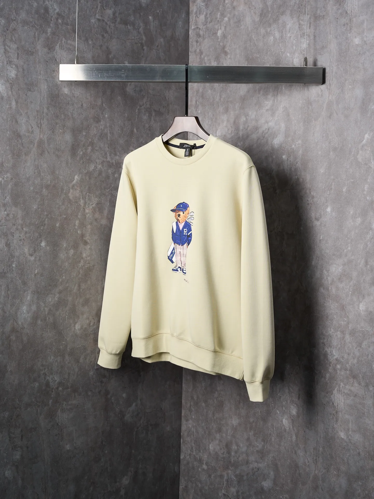 P350 Actual hanging auction】Ralph Lauren/Ralph Lauren golf bear pattern Polo Bear printed round neck sweatshirt [Ready stock] S M L Long sleeves, ribbed cuffs, ribbed hem Polo Bear graphic printed on center front, Polo Bear by Ralph Lauren and Ralph Lauren text, Polo Bear section with embroidered detail 84% cotton, 16% polyester